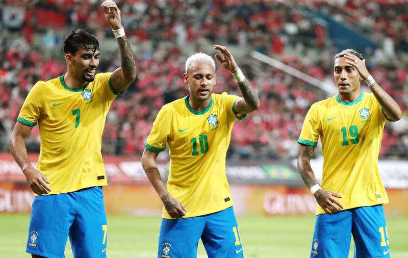 Neymar và đồng đội Brasil